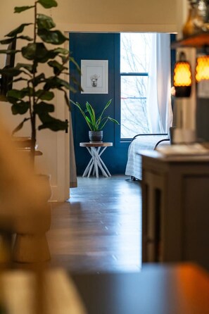 2 bedrooms, desk, iron/ironing board, WiFi