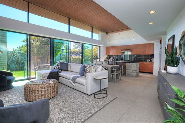 TV, lareira, aparelho de som