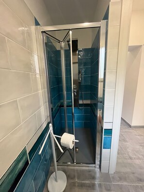 Dusche, Haartrockner, Bidet, Handtücher