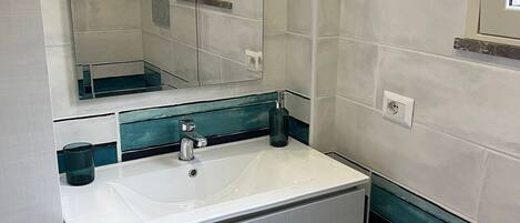 Shower, hair dryer, bidet, towels