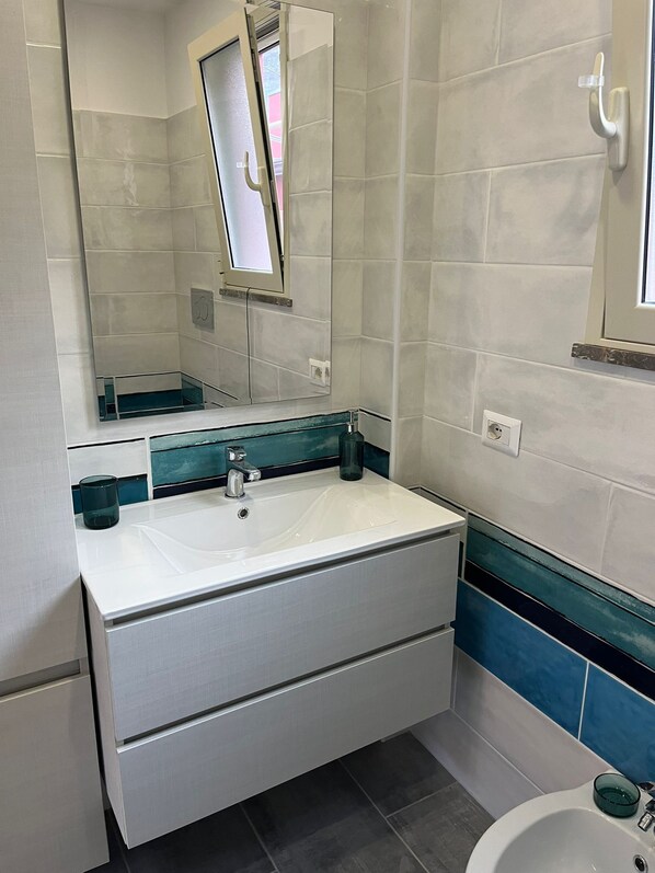 Dusche, Haartrockner, Bidet, Handtücher