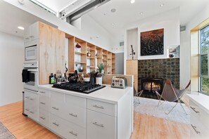 Kühlschrank, Ofen, Herdplatte, Wasserkocher mit Kaffee-/Teezubehör