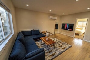 TV, books - Cozy Casa Estrella Near WWU
(college place)