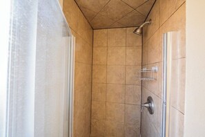 Handtücher, Seife, Shampoo, Toilettenpapier