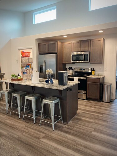 Classy, Cozy Condo, Ideal 4 Long Stays!