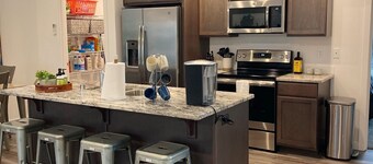 Classy, Cozy Condo, Ideal 4 Long Stays!