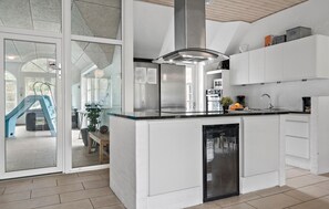 Frigorifero, forno, piano cottura, macchina per tè/caffè