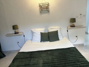 3 室のベッドルーム、デスク、アイロン / アイロン台、旅行用ベビーベッド