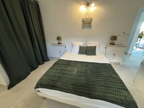 3 bedrooms, desk, iron/ironing board, travel crib