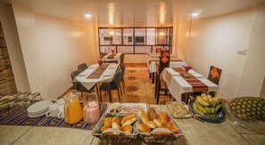 Sudah termasuk sarapan masakan setempat setiap hari