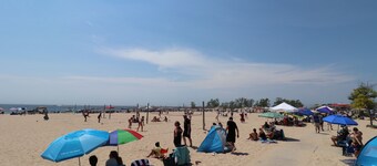 Beachwood Family Home - Muskegon - walk 2 Lake MI beach + local playground park