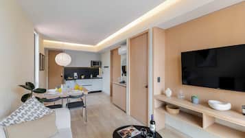 Departamento Deluxe, balcón, vista a la ciudad | Área de sala de estar | Televisión de pantalla plana de 40 pulgadas con canales por cable