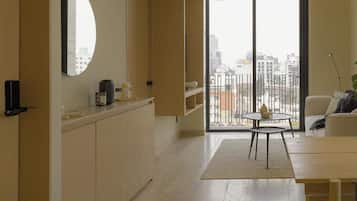 Leilighet – superior, balkong, byutsikt | Spisestue