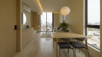 Leilighet – deluxe, balkong, byutsikt | Spisestue