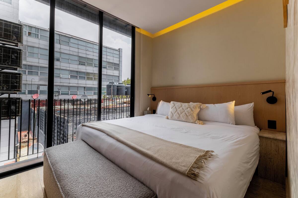Appartement Premium, balcon | Literie de qualité supérieure, coffres-forts dans les chambres, bureau