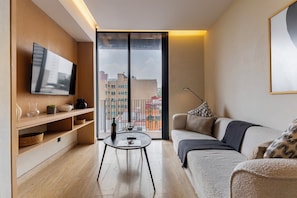 Appartement Deluxe, balcon, vue ville | Coin séjour | Télévision à écran plat de 40 pouces avec chaînes par câble