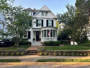 Exterior - Murray Hill beauty with short walk to Main Street  (Annapolis)
