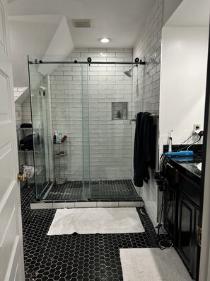 Shower, hair dryer, towels, soap - Murray Hill beauty with short walk to Main Street  (Annapolis)
