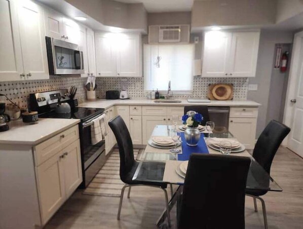 Private kitchen - Beach @ Global Retreat (West Haven)