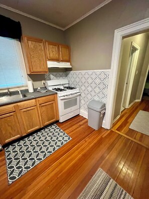 Fridge, microwave, oven, stovetop - The Bluebirds Nest (Albany)