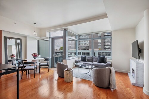 Luxury high rise condo with river and mountain views, walk to OHSU