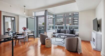 Luxury high rise condo with river and mountain views, walk to OHSU