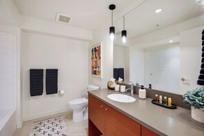 Hair dryer, towels, soap, shampoo - Luxury high rise condo with river and mountain views, walk to OHSU (Portland)