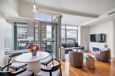 Luxury high rise condo with river and mountain views, walk to OHSU