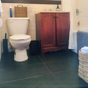 Hårtork, handdukar, tvål och schampo