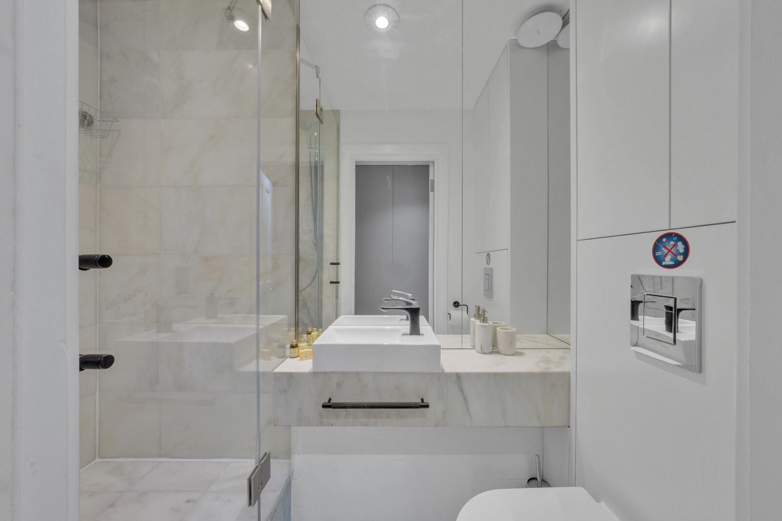 Economy-Apartment, 2 Schlafzimmer | Badezimmer | Regendusche, Designer-Toilettenartikel, Haartrockner, Handtücher