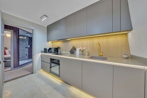 Apartamento econômico, 2 quartos | Cozinha privada | Geladeira, micro-ondas, fogão, cooktop