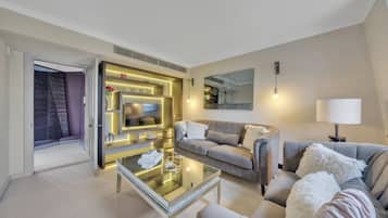 Economy-Apartment, 2 Schlafzimmer | Wohnbereich | 40-Zoll-Smart-TV mit Digitalempfang