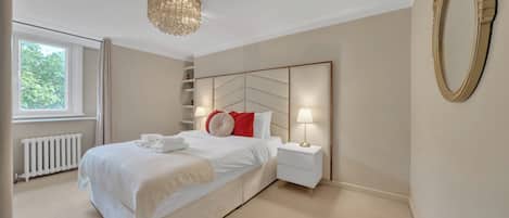 Økonomileilighet, 2 soverom | Skrivebord for bærbar PC, blendingsgardiner og strykejern/-brett