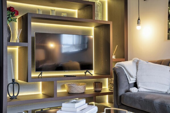 Apartamento econômico, 2 quartos | Área de estar | Smart TV 40 polegadas com canais digitais