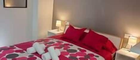 1 dormitori, planxa i posts de planxar, un bressol de viatge i wifi