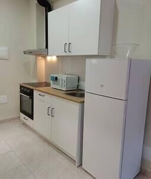 Kühlschrank, Mikrowelle, Ofen, Wasserkocher mit Kaffee-/Teezubehör