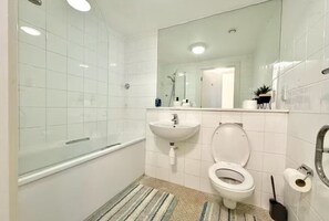 Haartrockner, Handtücher, Seife, Shampoo