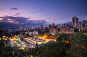 Front of property – evening/night - Emporium Laureles Hotel (Medellín)