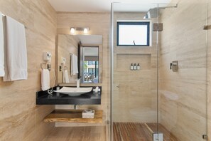 Superior-Apartment, Mehrere Betten | Badezimmer | Dusche, Haartrockner, Handtücher, Seife