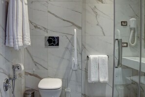 Een douche, een haardroger, een bidet, handdoeken