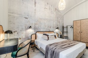 1 bedroom, desk, WiFi, bed sheets