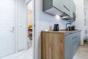Geladeira, micro-ondas, cooktop, cafeteira/chaleira