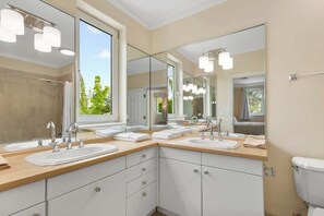 Ducha, bañera de hidromasaje, secador de pelo y bidé