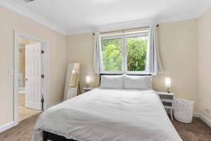 Fer et planche à repasser, lit de bébé portatif, Wi-Fi