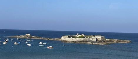 Una spiaggia nelle vicinanze