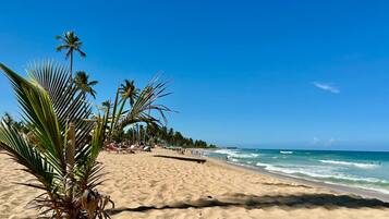 Espreguiçadeiras, toalhas de praia