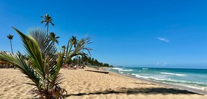 Sun-loungers, beach towels - Elegant Villa, 7 Beds, Sleep 10. Beach access, Private pool, Bavaro Punta Cana (Punta Cana)