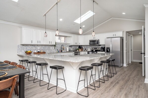 Køleskab, mikrobølgeovn, ovn, kogeplade