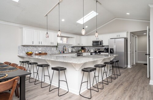 ✨New to VRBO✨ Lakefront Getaway: Fire Pit ~ Dock ~ Games ~ Family & Pet Friendly