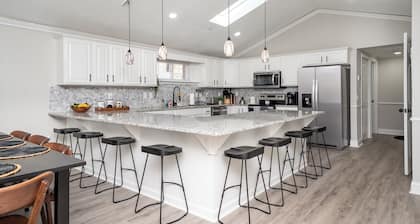 âšNew to VRBOâš Lakefront Getaway: Fire Pit ~ Dock ~ Games ~ Family & Pet Friendly